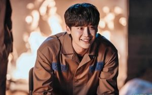 Sosok Yang Bekap Kepala Lee Jong Suk di 'Big Mouth' Sudah Muncul Sejak Episode 1