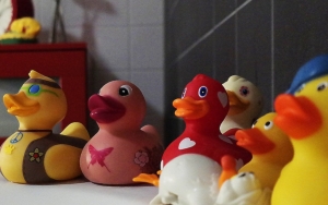 Terlihat Baik-Baik Saja Meski Sedang Tertekan, Ini Penyebab Duck Syndrome yang Patut Diwaspadai