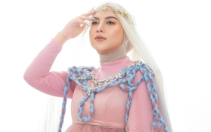 Irish Bella Tampil Elegan di Maternity Shoot, Inisial Nama untuk Calon Anak Kedua Terungkap? 