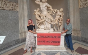 Dua Aktivis Iklim Tempelkan Tubuh ke Patung Terkenal di Museum Vatikan Pakai Lem