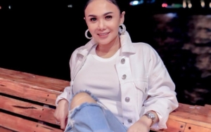 Tak Bertemu Sejak Pandemi, Yuni Shara Bagikan Momen Gantikan Baju Hingga Dandani 'Kembaran'