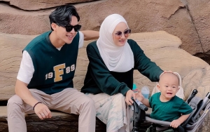 Rey Mbayang dan Dinda Hauw Umrah Bareng, Penampilan Shaka Pakai Kain Ihram Curi Fokus