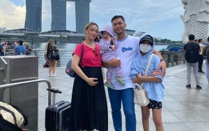 Putri Tiri Ultah, Gaya Zaskia Gotik Bumil Pakai Dress Baby Doll Merah Super Cantik