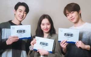 Han Ji Hyun-Bae In Hyuk Cs Siapkan Penampilan Apik di Sesi Baca Naskah Drama 'Cheer Up'