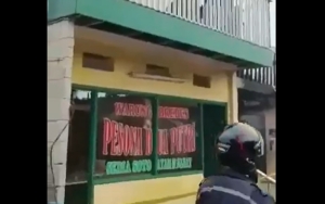 Warteg Ini Viral Disebut Selamat Dari Kebakaran Berkat 'Jumat Berkah', Kini Justru Dipenuhi Coretan