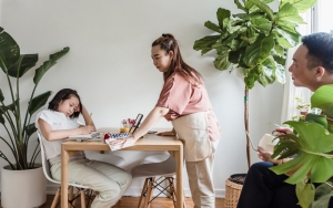Bisa Hambat Kemandirian Anak, Ini Ciri-Ciri Helicopter Parenting yang Patut Diwaspadai