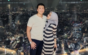 Syahrini Mejeng Cantik di Jalanan Tokyo, Bentuk Wajah Reino Barrack Justru Terlihat Beda?