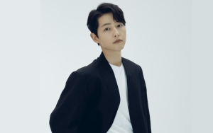 Uwu Banget, Song Joong Ki Datang ke Acara Wisuda Sang Adik Perempuan