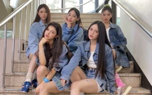 Cara Stylist Akali Rok Super Pendek NewJeans Banjir Pujian