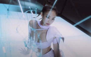 Jennie BLACKPINK Pamer Pose Centil di Depan Iklan Pakaian Dalam Calvin Klein-nya di New York