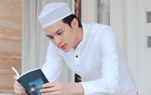 Rey Mbayang Bikin Bingung Gegara Caranya Minum Air Zam-zam, Kenapa?