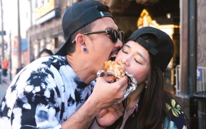 Denny Sumargo Mendadak Kabarkan Pergi ke RS Malaysia Antarkan Sang Istri, Ada Apa?