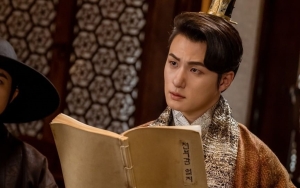 Biasa Pakai Hanbok Ala Pangeran di 'Alchemy of Souls', 8 Pesona Shin Seung Ho Berbalut Outfit Trendi