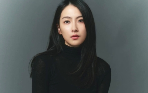 Kenang Sahabat, Kang Ji Young Kunjungi Makam Mendiang Sulli