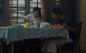Dukung Penayangan 'Miracle in Cell No. 7', Petugas Bioskop Pakai Baju Tahanan