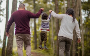 Tak Ada Kata Terlambat, Lakukan 7 Cara Ini untuk Berhenti Jadi Helicopter Parent