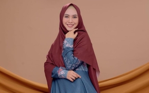 Oki Setiana Dewi Bereaksi Manis Saat Kena Prank Ugly Cake, Gaya Obrolan dengan Teman Bikin Salfok
