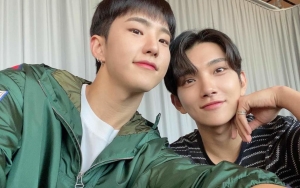 Joshua SEVENTEN Tiru Pose Patung Ikonik Bareng Hoshi, Harga Sepatu yang Diprotes Tak Main-Main