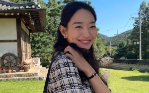 Biasa Tampil Tertutup dan Sederhana, Shin Min A Tunjukkan Pesona Lain Lewat Pictorial Terbaru