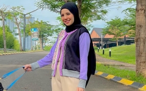 Tya Ariestya Kenang Pengalaman Awal Berhijab Serta Reaksi Sederhana Namun Super Manis Suami