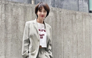 Terbuka Tapi Pantas, Song Ji Hyo Pancarkan Aura Glamor Nikmati Musim Panas