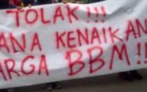 Massa Bakar Poster Puan Maharani Saat Demo Kenaikan Harga BBM di Medan