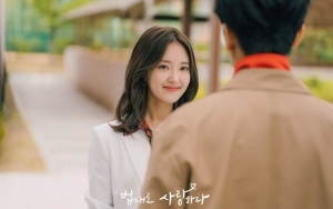 11 Gaya Kantoran Modis Ala Lee Se Young, Jadi Pengacara Berkepribadian Nyentrik di 'Law Cafe'