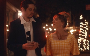 Kaley Cuoco Pergi ke Masa Lalu Temui Pete Davidson untuk Misi Khusus di Trailer 'Meet Cute'