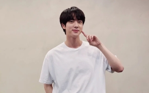 Jin BTS Tampil Beda Saat Berangkat ke AS, Rambut Baru Mirip 'Cowok Gepeng' Jadi Sorotan