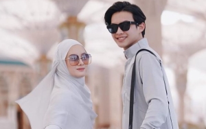 Rey Mbayang Tertangkap Kamera Cium Perut Dinda Hauw Saat Umrah, Banjir Doa 