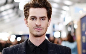 Andrew Garfield Tampil Kece Dengan Outfit Serba Putih Di Emmy Awards 2022, Tawa Renyah Buat Meleyot