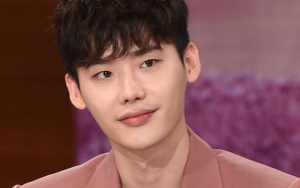 Tak Cuma Beri Hadiah Mahal, Lee Jong Suk Juga Perlakukan Penggemar Sebaik Ini Saat Fan Meeting