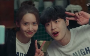 Lee Jong Suk Lakukan Hal Tak Terduga Usai Syuting Adegan Tarik Resleting Yoona di 'Big Mouth', Apa?