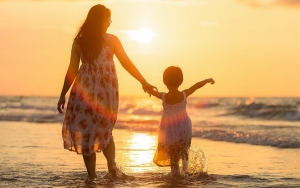 Perempuan Tangguh! 14 Artis Ini Jadi Single Mom Besarkan Buah Hati 