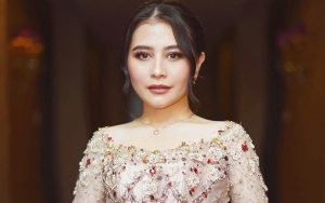 'Saingi' Pengantin, Sepatu Kaca Prilly Latuconsina Saat Jadi Bridesmaid Berharga Fantastis?