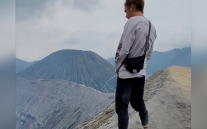 Dikecam Tokoh Suku Tengger, Bule yang Kencing Sembarangan di Kawah Bromo Minta Maaf