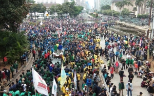 BEM SI Gelar Aksi Demo BBM, Mahasiswa Nekat Bongkar Kawat Berduri Menuju Istana