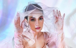 Foto Luna Maya Mejeng di Times Square New York, Aksi Pamer Kenakan Scarft Dipuji Abis-Abisan