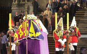 Seorang Pria Ditangkap Usai Sempat Sentuh Peti Mati Ratu Elizabeth II di Westminster Hall