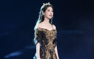 Ukir Sejarah, Ini Alasan Haru IU Naik Balon Udara di Konser 'The Golden Hour'