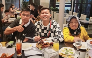 Jarang Disorot, 8 Potret Denny Caknan dan Keluarga Yang Harmonis Banget