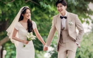 Beda dari yang Ditayangkan, Yoona-Lee Jong Suk Asyik Sendiri Saat Syuting Adegan Serius 'Big Mouth'