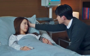 Gerak-Gerik Lee Jong Suk Saat Genggam Tangan Yoona SNSD di Lokasi 'Big Mouth' Disorot