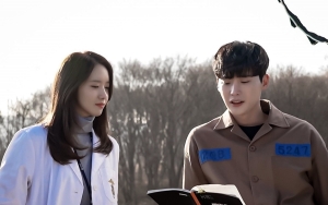 Tak Ada di Naskah, Yoona Diam-Diam Sangat Perhatian pada Lee Jong Suk Saat Syuting 'Big Mouth'