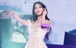 IU Cantik Pakai Dress Putih Bunga-Bunga di 'The Golden Hour', Harganya Hampir 100 Juta