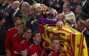 Penuh Makna, Karangan Bunga Peti Jenazah Ratu Elizabeth Dipesan Khusus Raja Charles III