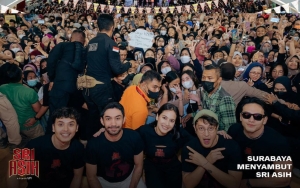 Antusiasme Warga Surabaya Sambut 'Sri Asih' Pecah, 4 Lantai Royal Plaza Penuh Saat Kedatangan Pemain