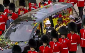 Lewati Kerumunan Warga, Peti Jenazah Ratu Elizabeth II Disambut Tepuk Tangan Hingga Lemparan Bunga
