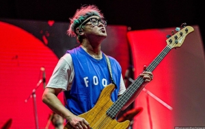 Sempat Viral Banting Bass Saat Manggung Bareng Ahmad Dhani, Thomas GIGI Buka Suara