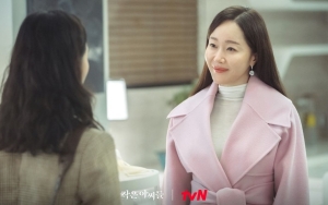 7 Potret Elegan Uhm Ji Won Saat Olahraga, Pemeran 'Nyonya' Won Sang A di 'Little Women'